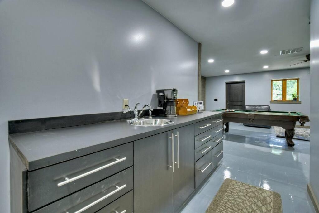 The Chariot - Creek Front With Hottub, Fire Pits, Billiards, Ev Charger - Sandalwood *
