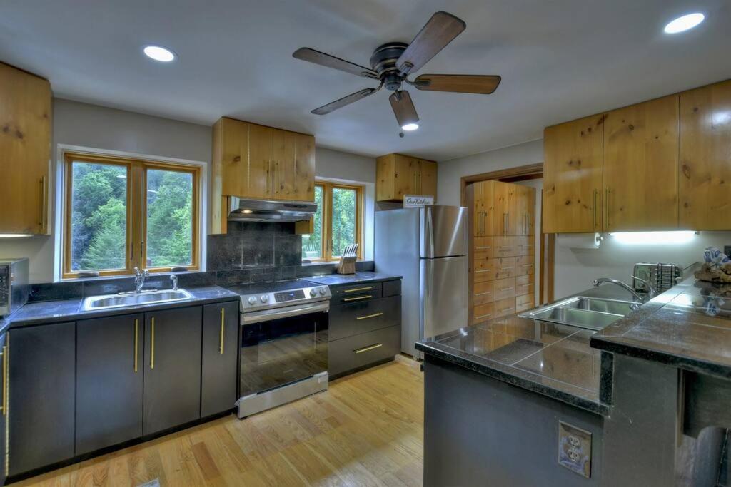 The Chariot - Creek Front With Hottub, Fire Pits, Billiards, Ev Charger - Sandalwood Ferienhaus