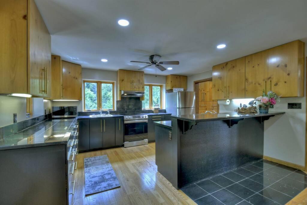 Ferienhaus The Chariot - Creek Front With Hottub, Fire Pits, Billiards, Ev Charger - Sandalwood Blue Ridge