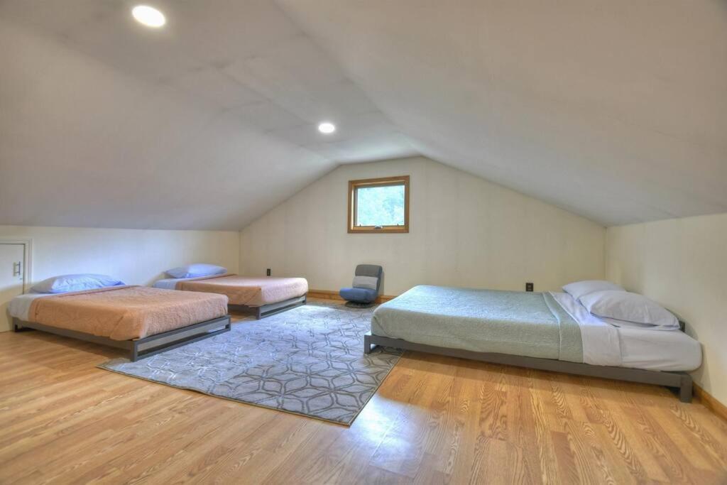The Chariot - Creek Front With Hottub, Fire Pits, Billiards, Ev Charger - Sandalwood * Blue Ridge