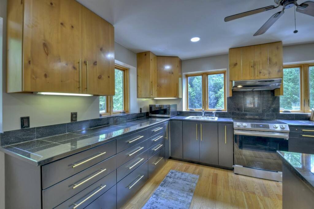 The Chariot - Creek Front With Hottub, Fire Pits, Billiards, Ev Charger - Sandalwood Ferienhaus *