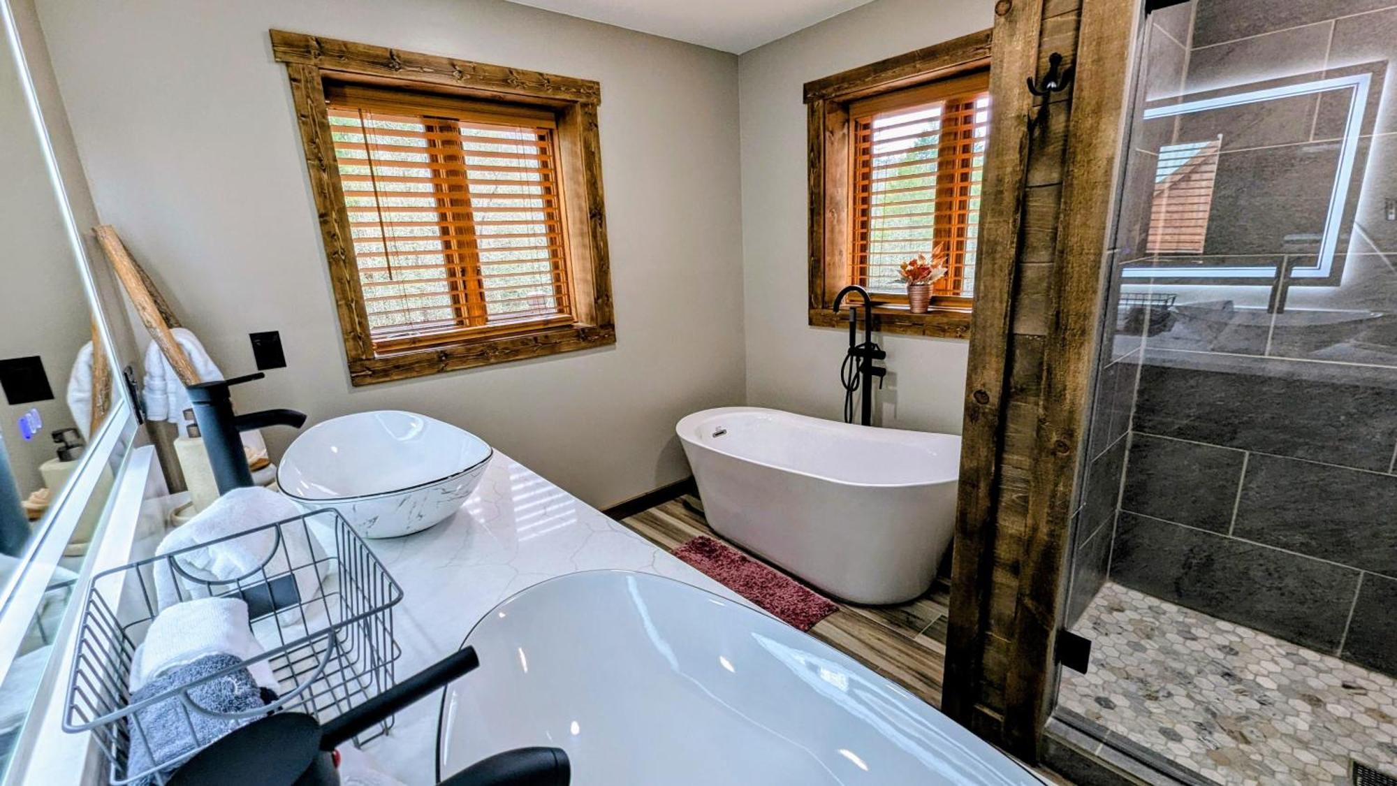 The Chariot - Creek Front With Hottub, Fire Pits, Billiards, Ev Charger - Sandalwood *
