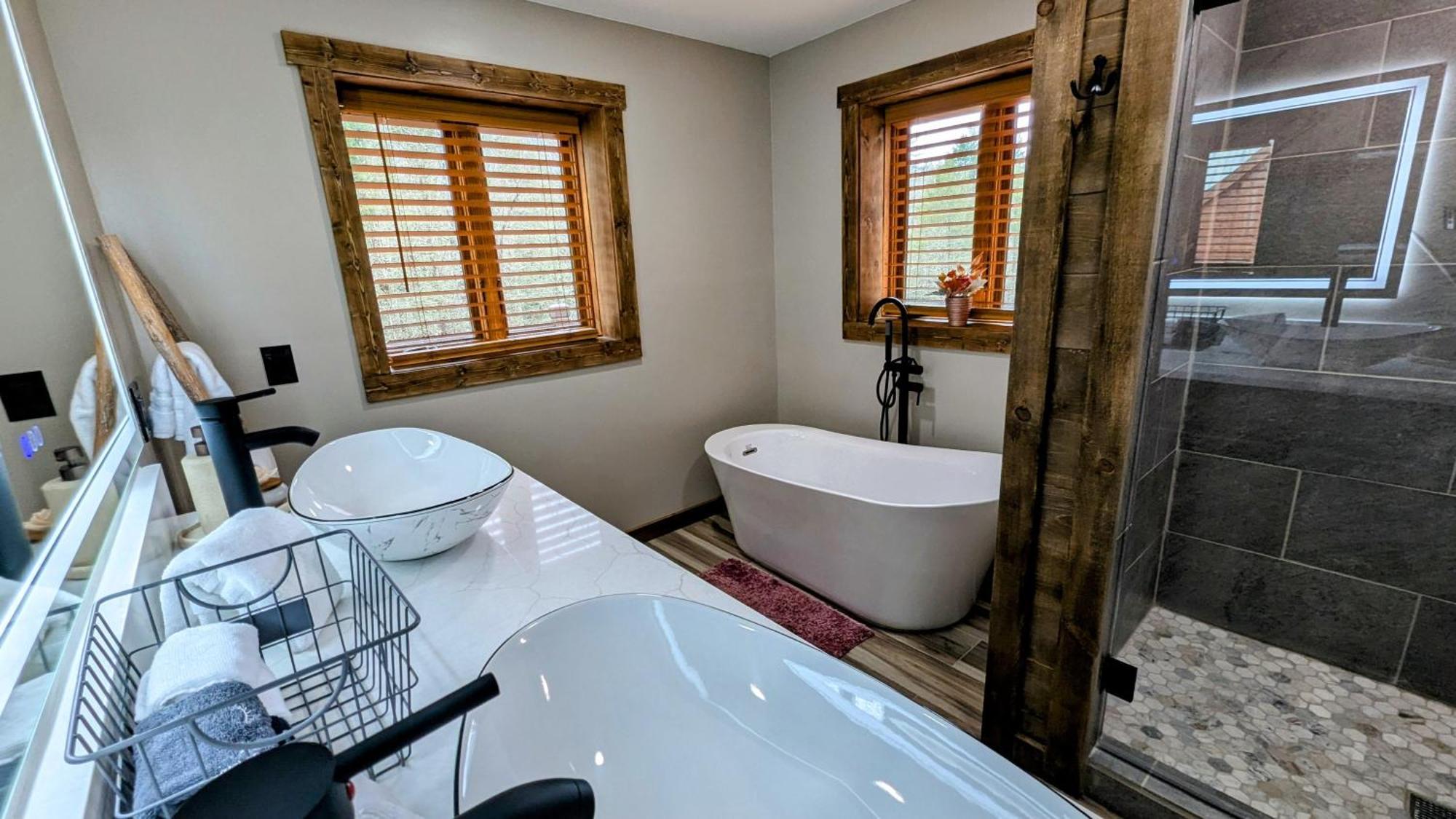 Ferienhaus The Chariot - Creek Front With Hottub, Fire Pits, Billiards, Ev Charger - Sandalwood